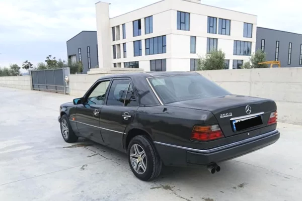 Makina ne shitje ne Tirane - 2,600 Euro