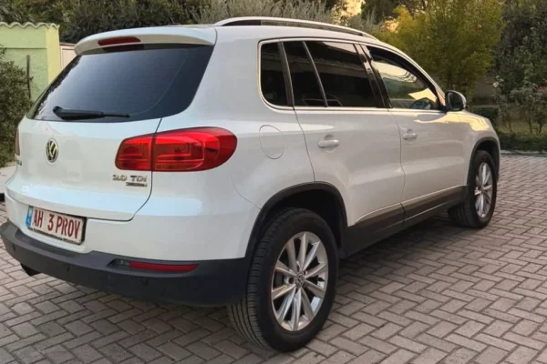 Makina ne shitje ne Tirane - 10,400 Euro