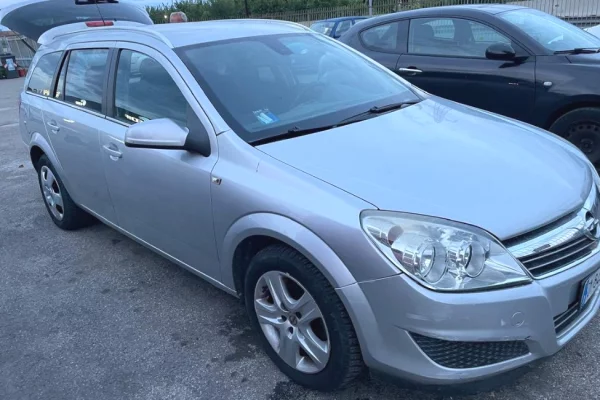 Makina ne shitje ne Tirane - 3,000 Euro