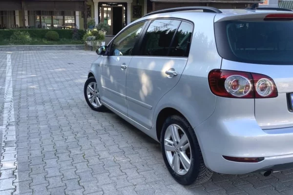 Makina ne shitje ne Tirane - 8,300 Euro