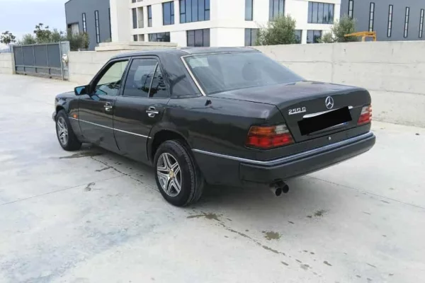 Makina ne shitje ne Tirane - 2,600 Euro