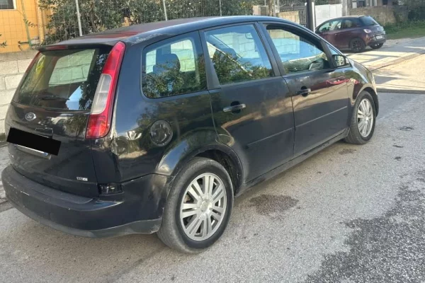 Makina ne shitje ne Tirane - 1,500 Euro