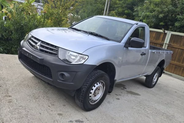 Makina ne shitje ne Tirane - 9,000 Euro