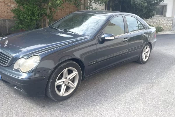 Makina ne shitje ne Tirane - 2,700 Euro