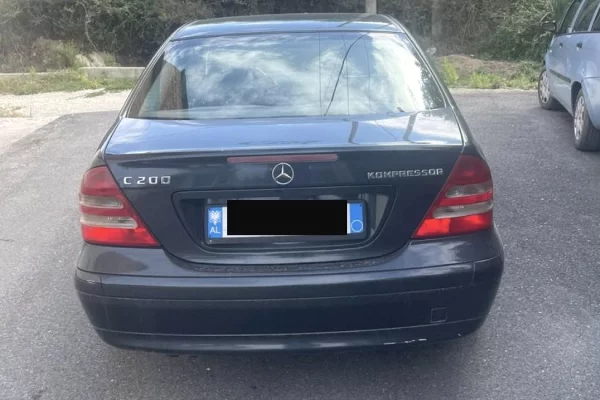Makina ne shitje ne Tirane - 2,700 Euro