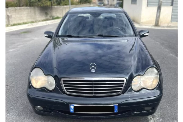 Makina ne shitje ne Tirane - 2,700 Euro