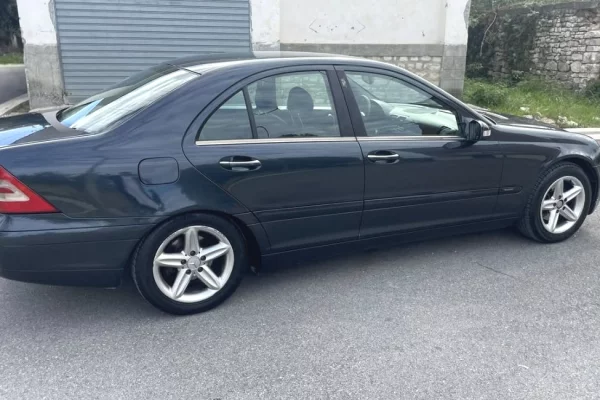 Makina ne shitje ne Tirane - 2,700 Euro