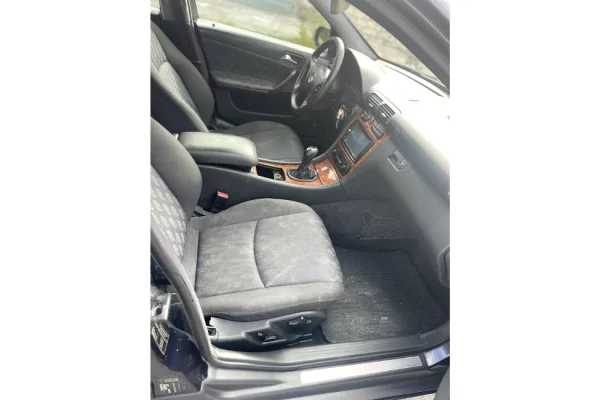 Makina ne shitje ne Tirane - 2,700 Euro