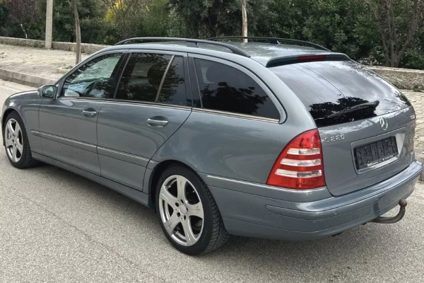 Makina ne shitje ne Tirane - 4,300 Euro