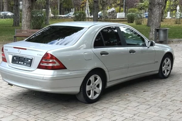 Makina ne shitje  ne Tirane - 4,000 Euro