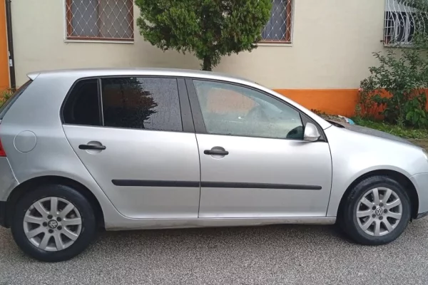 Makina ne shitje ne Fier - 2,800 Euro