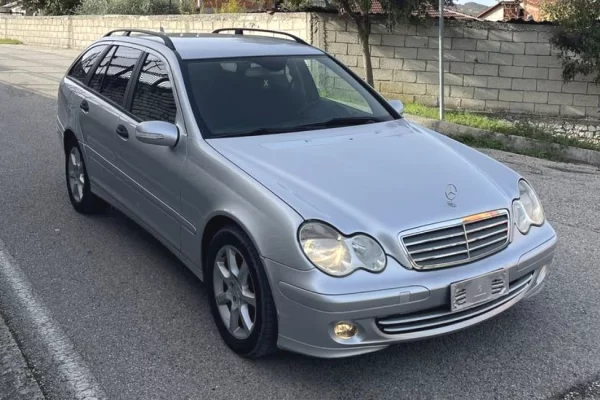 Makina ne shitje ne Tirane - 3,750 Euro