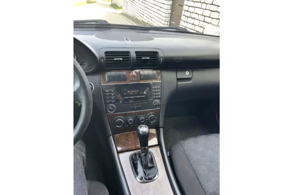 Makina ne shitje ne Tirane - 3,750 Euro