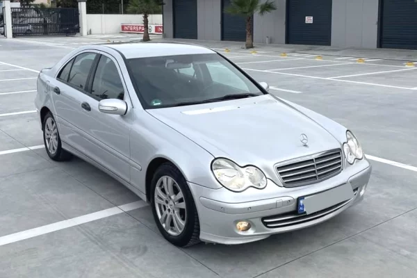 Makina ne shitje ne Tirane - 4,900 Euro