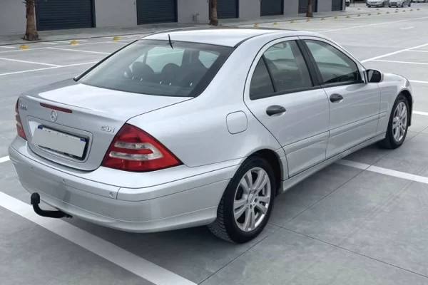 Makina ne shitje ne Tirane - 4,900 Euro