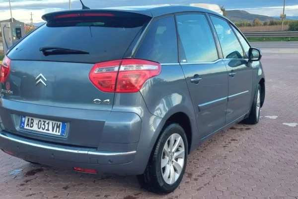 Auto in Vendita  a Tirana - 2,900 Euro