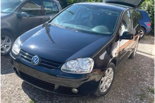 Makina ne shitje ne Tirane - 3,200 Euro