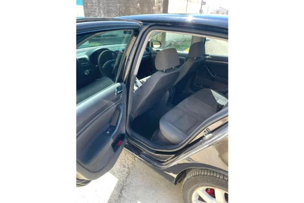 Makina ne shitje ne Tirane - 3,200 Euro