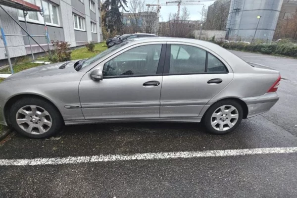 Makina ne shitje  ne Tirane - 4,200 Euro