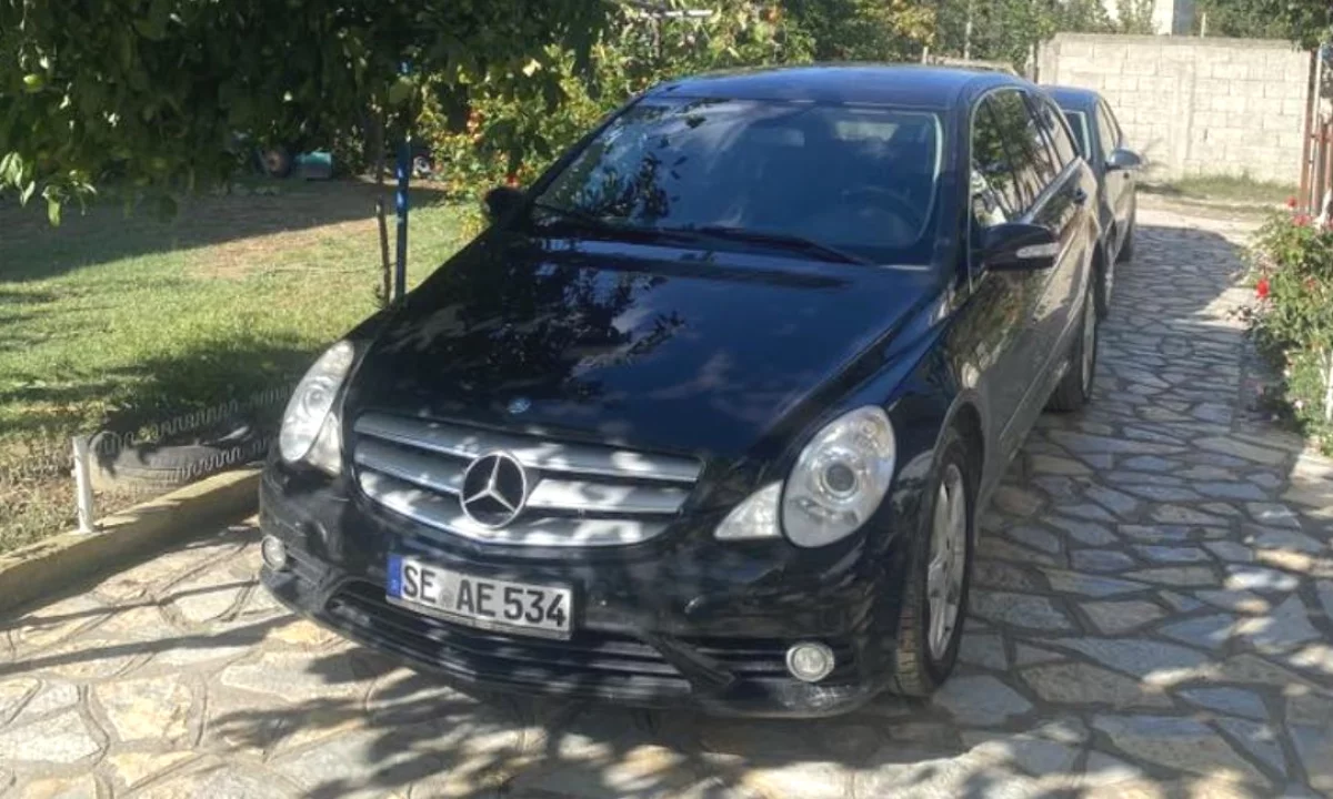 Makina ne shitje ne Tirane, Mercedes-Benz, 2007 Diesel,Kambio Automatik Pagesa 3,500  Euro.