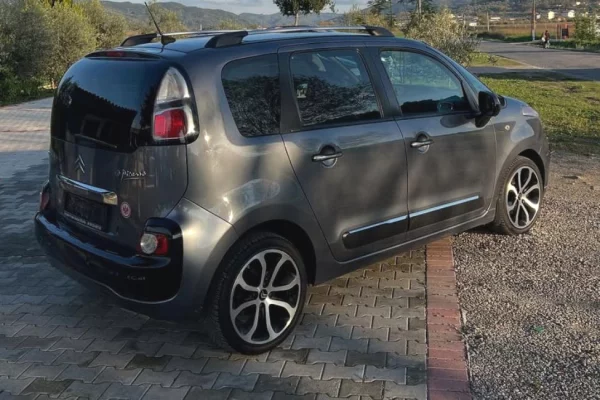 Auto in Vendita a Tirana - 3,700 Euro