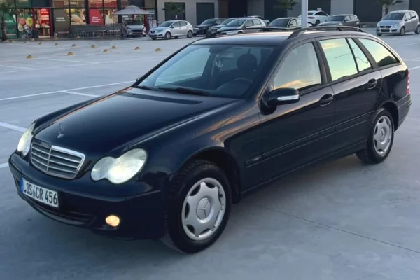 Makina ne shitje ne Tirane - 2,500 Euro