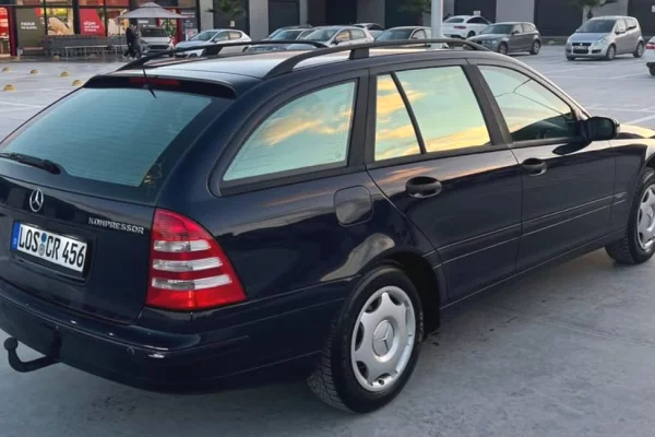 Makina ne shitje ne Tirane - 2,500 Euro