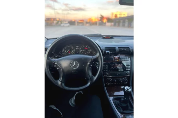 Makina ne shitje ne Tirane - 2,500 Euro