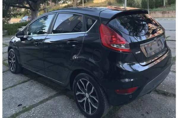 Makina ne shitje ne Fier - 3,800 Euro