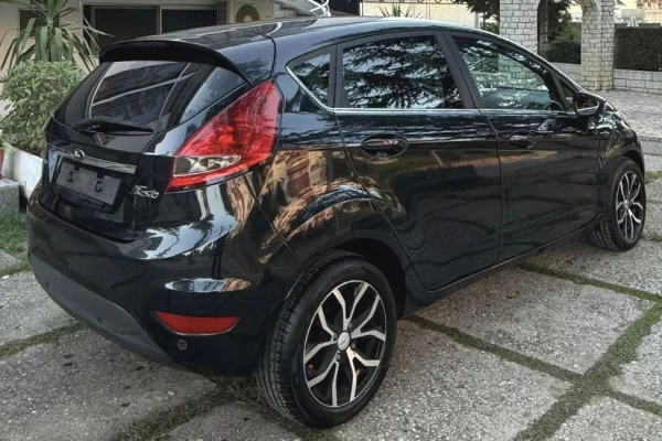 Makina ne shitje ne Fier - 3,800 Euro