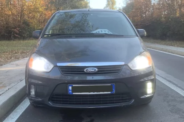 Makina ne shitje ne Tirane - 2,800 Euro