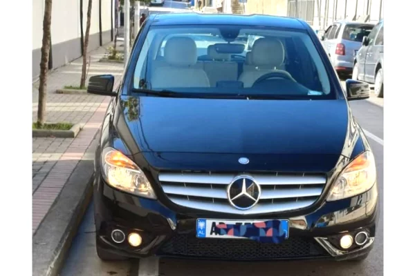 Makina ne shitje ne Fier - 5,900 Euro