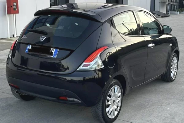 Makina ne shitje ne Tirane - 3,200 Euro