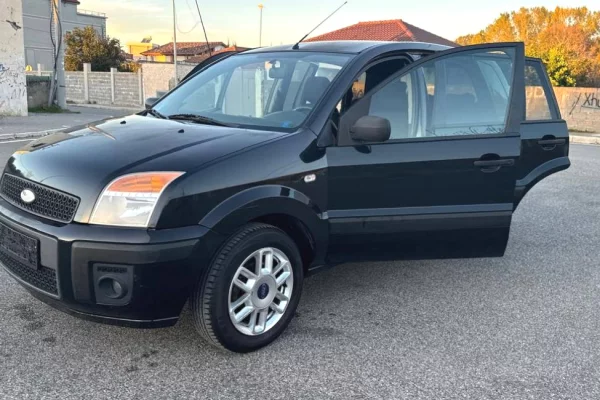 Makina ne shitje ne Tirane - 2,800 Euro