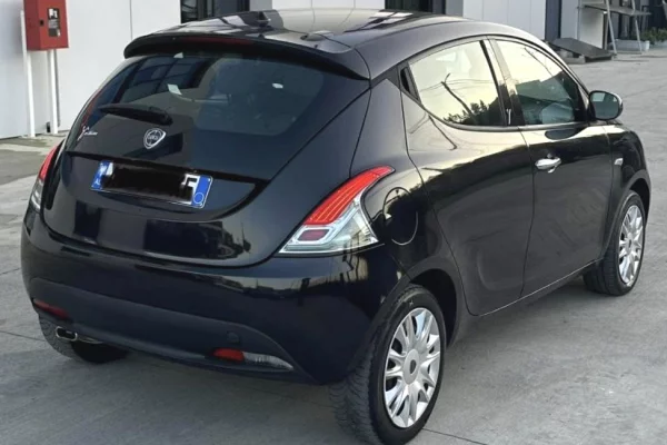 Makina ne shitje  ne Tirane - 3,200 Euro