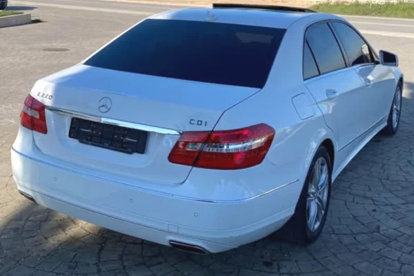 Makina ne shitje  ne Fier - 8,700 Euro