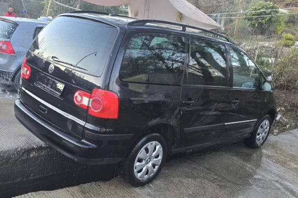 Makina ne shitje  ne Tirane - 2,900 Euro