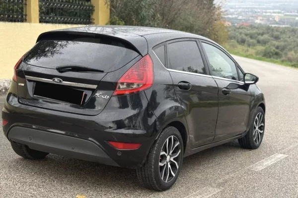 Makina ne shitje  ne Fier - 3,700 Euro