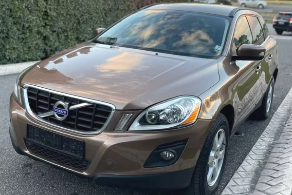 Makina ne shitje  ne Tirane - 8,600 Euro