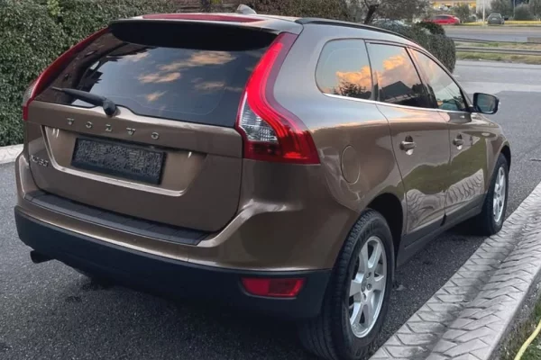 Makina ne shitje  ne Tirane - 8,600 Euro