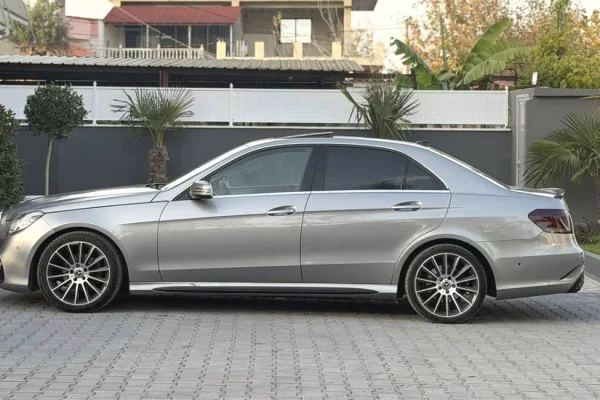 Makina ne shitje  ne Tirane - 10,900 Dollar