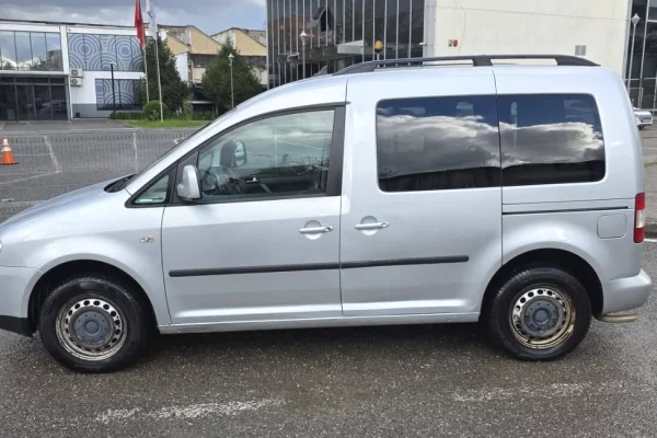 Makina ne shitje  ne Tirane - 4,000 Euro