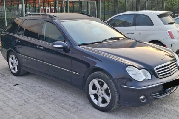 Makina ne shitje ne Tirane - 3,800 Euro