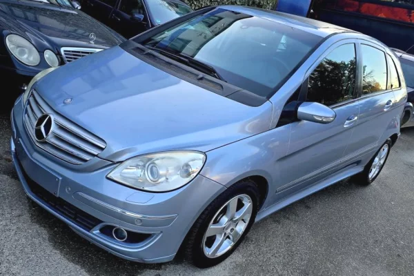 Makina ne shitje ne Tirane - 2,900 Euro