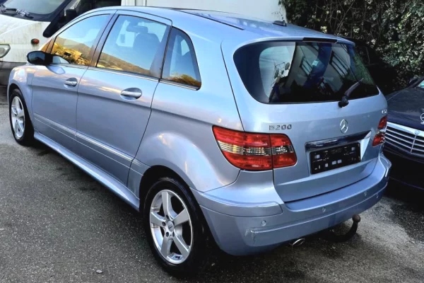 Makina ne shitje ne Tirane - 2,900 Euro