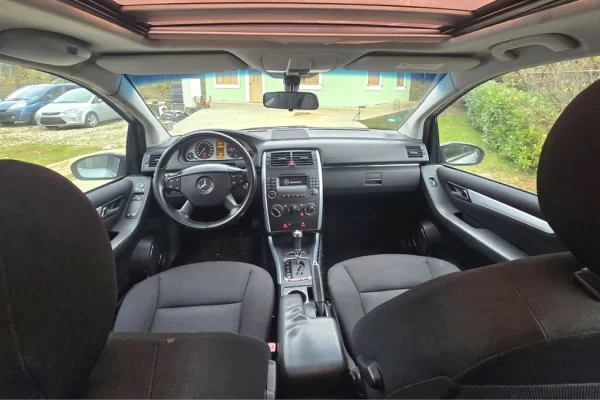 Makina ne shitje ne Tirane - 2,900 Euro