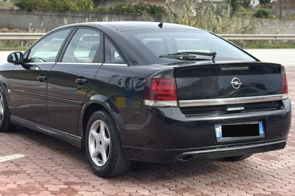 Makina ne shitje ne Tirane - 1,800 Euro