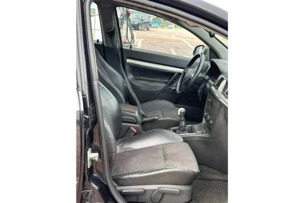 Makina ne shitje ne Tirane - 1,800 Euro