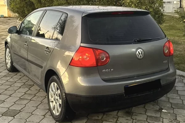 Makina ne shitje ne Tirane - 3,200 Euro