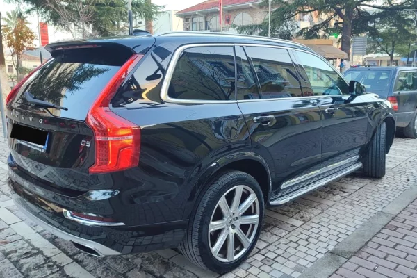 Makina ne shitje ne Tirane - 26,000 Euro